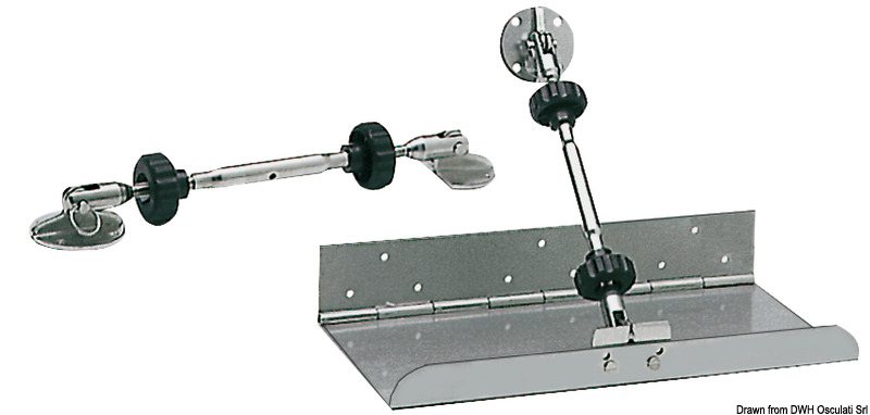 E’ costituito da due tenditori in acciaio inox da 10 mm, più quattro piastre in acciaio inox per il fissaggio dei tenditori ai flap e allo scafo, più due volantini speciali per il bloccaggio e lo sbloccaggio rapido a mano dei tenditori.
