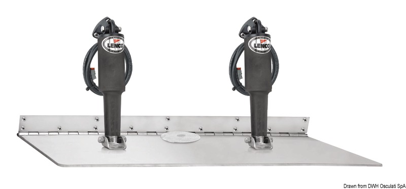 Adatti per scafi veloci e scafi pesanti.Alettoni spessore 4,6 mm. Completi di anodi sacrificali.Il kit è composto da:- 2/4 cilindri azionatori 51.260.03 a 12V (codice LENCO 15056-01), o 51.260.04 a 24V (codice LENCO 15063-001);- 2 alettoni in acciaio inox.Il pannello di controllo e le prolunghe per il collegamento dall'attuatore alla centralina vanno acquistate a parte.