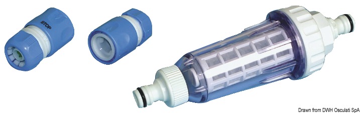 Da montare lungo le tubazioni che portano acqua a bordo dalla banchina. Filtra l’acqua che si immette a bordo che talvolta contiene quantità tale di calcare da intasare le tubazioni. Completo di 2 raccordi per il montaggio a scatto lungo la tubazione.