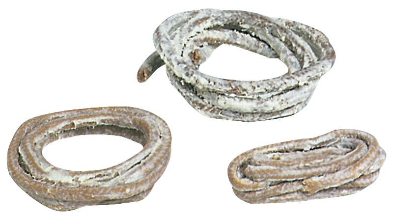 In fibre lunghe di cotone misto canapa e teflon a sezione quadrata per tenuta stagna degli astucci assi elica. Si ricorda che per un corretto funzionamento, la baderna deve essere montata in brevi spezzoni che formano ciascuno un solo anello.