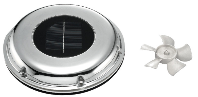 Rappresenta il sistema più avanzato di ventilazione, a mezzo energia solare. Calotta in acciaio inox lucidato a specchio. Interruttore ON-OFF. L'aeratore é dotato di batterie ricaricabili NiMH che, accumulando energia durante il giorno, garantiscono un funzionamento di 10 ore pur senza luce solare. Completo di due ventole DX/SX che permettono di scegliere se far entrare o uscire l'aria.
