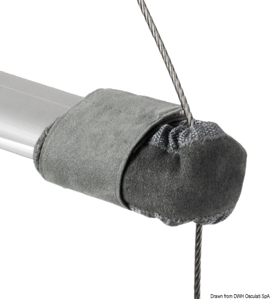 Pelle trattata antiacqua, sale, UV, con bordatura elastica ed anima in neoprene.Fissaggio tramite dispositivo a strappo. Adatti ad ogni tipo di crocetta.Montaggio rapidissimo. Vendute a coppia.