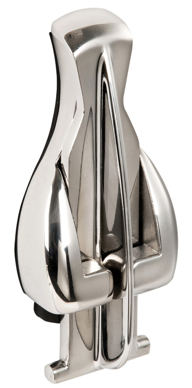 Grandino pieghevole ideale per alberi di alluminio.- Guarnizione anticorrosione in EPDM;- sistema antivibrazione con grano regolabile in nylon;- ampio gradino con grip antiscivolo;- realizzato in acciaio inox 316 lucidato a specchio.Montaggio con viti M6.