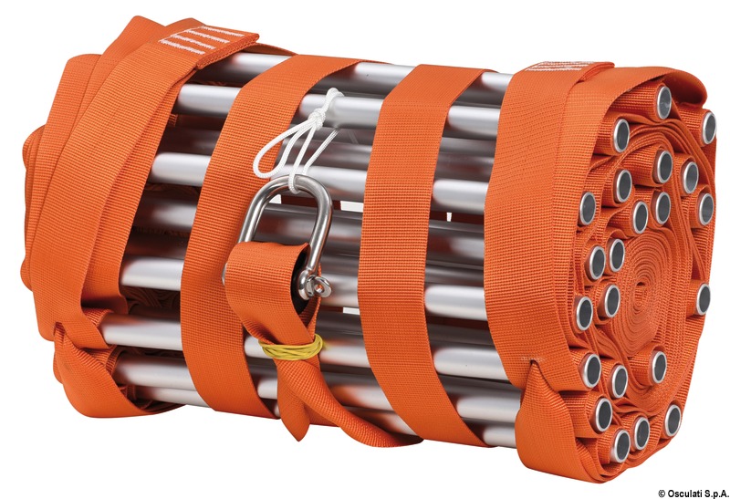 Realizzata in nastro tessile e gradini in alluminio. La scala deve essere fissata in basso alle due asole predisposte (ideale fissarla sotto l’attacco del boma) per poi tesata con una drizza; una volta ben tesata (tramite winch) la scala risulterà rigida e stabile grazie ad un sistema auto strozzante di ogni gradino. Anche se ci si sbilancia la scala rimane ferma e non gira su se stessa. La lunghezza totale della scala deve essere inferiore alla lunghezza dell'albero per dare la possibilità di tenderla al massimo. Quando la cuspide è tesata, la scala da la possibilità ad un uomo con i piedi sull'ultimo gradino in alto, di avere la testa dell'albero circa all'altezza del torace. E' comunque possibile trovare la misura corretta, agendo sulle code predisposte appunto a regolazione. Vedi istruzioni.