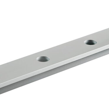 In alluminio anodizzato. Forcella snodata per poter lavorare sia in piano che a parete. Fermo a molla per spostamento rapido, slitte interne in nylon per uno scorrimento ottimale. Spina rapida per montaggio tendalino.
