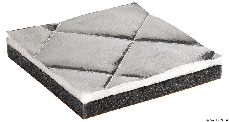 1) Trapunta in fibra di vetro spessore 8 mm2) Massa EPDM, spessore 2 mm (4 kg/m2);3) Poliuretano 30 kg/m3, spessore 20 mm;4) AdesivoSi consiglia la finitura con nastro 65.095.00.Testati secondo la ISO 4589-3 determinando l'indice di ossigeno con prova a temperatura elevata.Certificati da R.I.Na. per l'isolamento acustico di locali apparato motori di unità da diporto fino a 24 m.