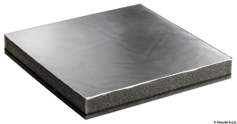 1) Tessuto fibra di vetro alluminizzato 430 g/m3;2) Poliuretano 30 kg/m3, spessore 15 mm;3) Massa EPDM, spessore 2 mm ( 4 kg/m2);4) Poliuretano 30 kg/m3, spessore 10 mm;5) Adesivo.Testati secondo la ISO 4589-3 determinando l'indice di ossigeno con prova a temperatura elevata.Certificati da R.I.Na. per l'isolamento acustico di locali apparato motori di unità da diporto fino a 24 m.
