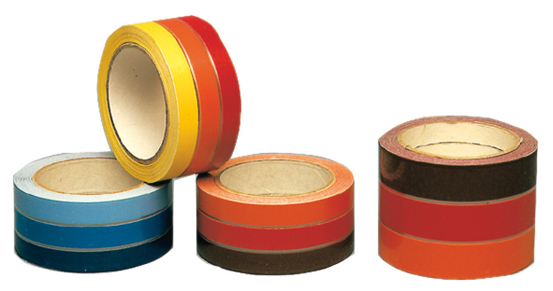 Dotata di un particolare collante permanente, che una volta aderito allo scafo, secca rendendo la fascia né più né meno equivalente ad una verniciatura.L’applicazione é facilissima, tramite la sopra-carta autoallineante.In pochi minuti farete perfettamente un lavoro che usualmente richiede ore.