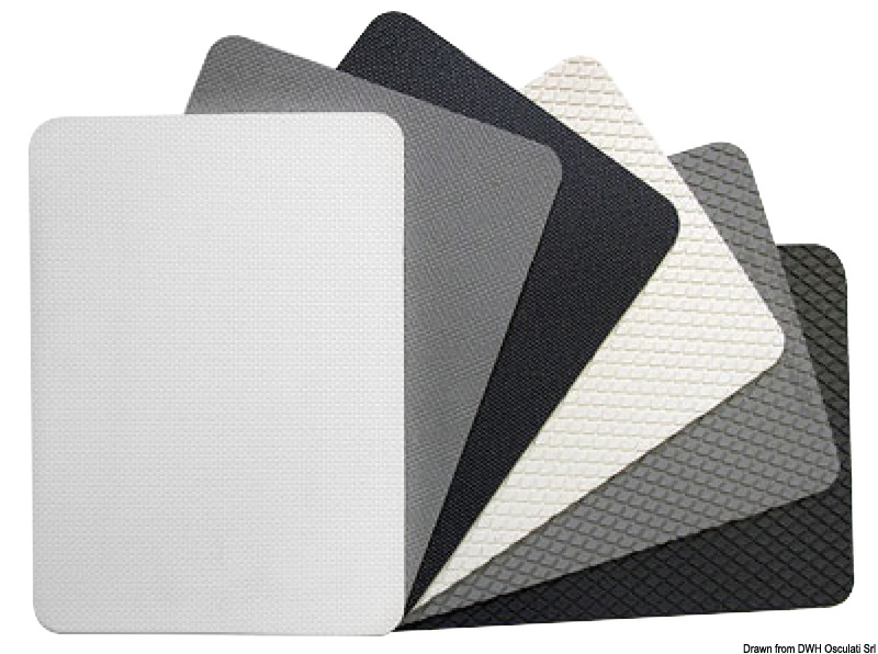 Nuova versione del rivestimento da coperta. Spessore ridotto per una migliore adattabilità, elevato potere antisdrucciolo.Due finiture: "Small Diamond" e "Ultragrip".Rivestimento antisdrucciolo per coperte, pozzetti, di produzione inglese in conglomerato gomma-sughero.