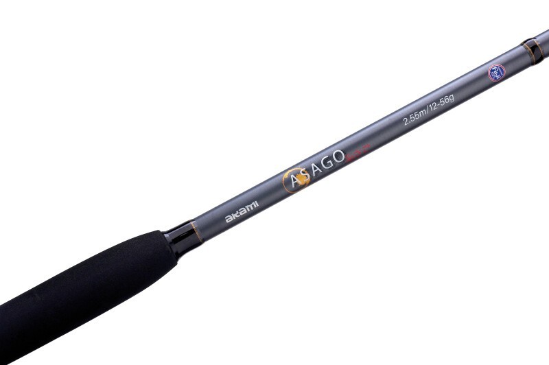 Nuova canna Akami Asago, realizzata in carbonio Toray da 35T a 6 fibre a 45 gradi che la dota di una flessibilità extra, che migliora l'azione nel lancio. Dotato di anelli Fuji KR Fazlite e placca porta mulinello Fuji. Include fodera Akami premium.