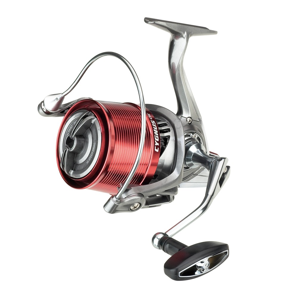Mulinello Akami Cygnus CSC, novità per la pesca a surfcasting. Assemblato con una ampia bobina conica e al recupero a spire incrociate. Ingranaggi forgiati a freddo e supporto anti-ritorno infinito, studiato per i professionisti della pesca in mare. Monta le bobine di ricambio Akami Rely. Borsa porta mulinello inclusa.
