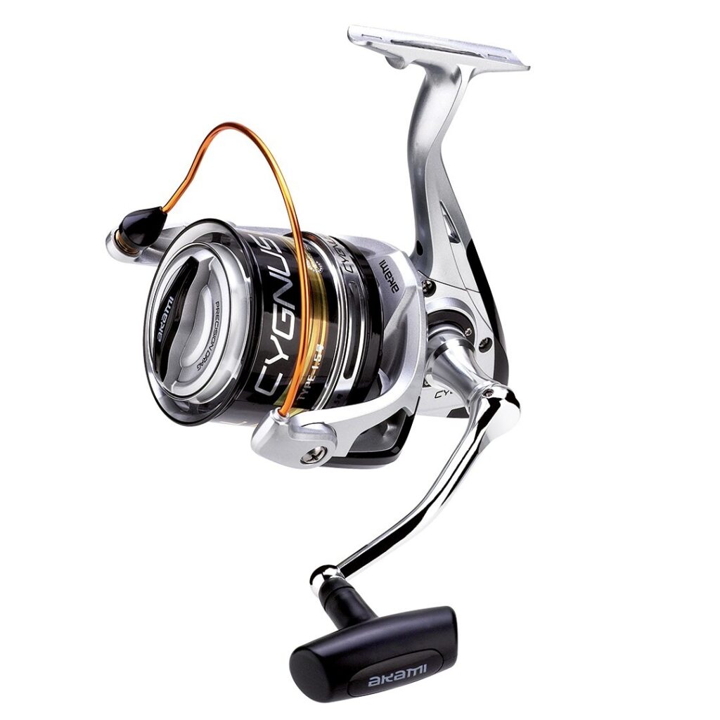 Akami Cygnus UL Japan. Mulinello progettato per la pesca a Surf Casting da competizione. Incorpora il nuovo sistema a triplo asse ad oscillazione lenta “SOS” e presenta un corpo ultra leggero con un perfetto equilibrio del rotore centrale dell’asse, che annulla tutte le vibrazioni prodotte in fase di recupero. Microfreno rapido di precisione con una potenza di 18 kg. Dotato di 10 cuscinetti Japan Ball Bearings e di 2 bobine in alluminio anodizzato ultraleggero 1.5 e 1.5H dotate di freno multidisco in carbonio, ideali per raggiungere lunghe distanze con il minimo sforzo. Sistema di recupero rapido (107 cm a giro). Manovella in alluminio a vite con pomello dotato di cuscinetto extra. Include sacchetto portamulinello e guidafilo extra. Ottimo rapporto qualità prezzo.