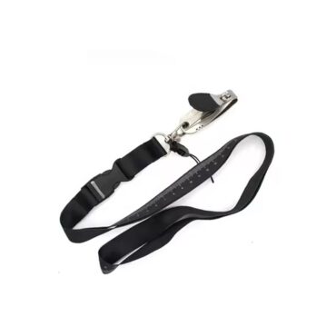 Tagliafilo  completo di nastro con un righello per la misurazione del pesce. Costruzione in acciaio inox con una lama affilatissima. La barra “più grande” per il pollice rende l’uso facile, anche con i guanti. Dotato di un estrattore di filo e un coltello da taglio da 62 mm. Nastro con una fibbia di plastica extra e un gancio a moschettone per un facile e rapido collegamento ad altri strumenti, come le forbici, ecc. Nastro largo 20mm, per un comodo appoggio intorno al collo o facile attacco su borse. Lunghezza di misurazione del righello per pesci: 90cm.