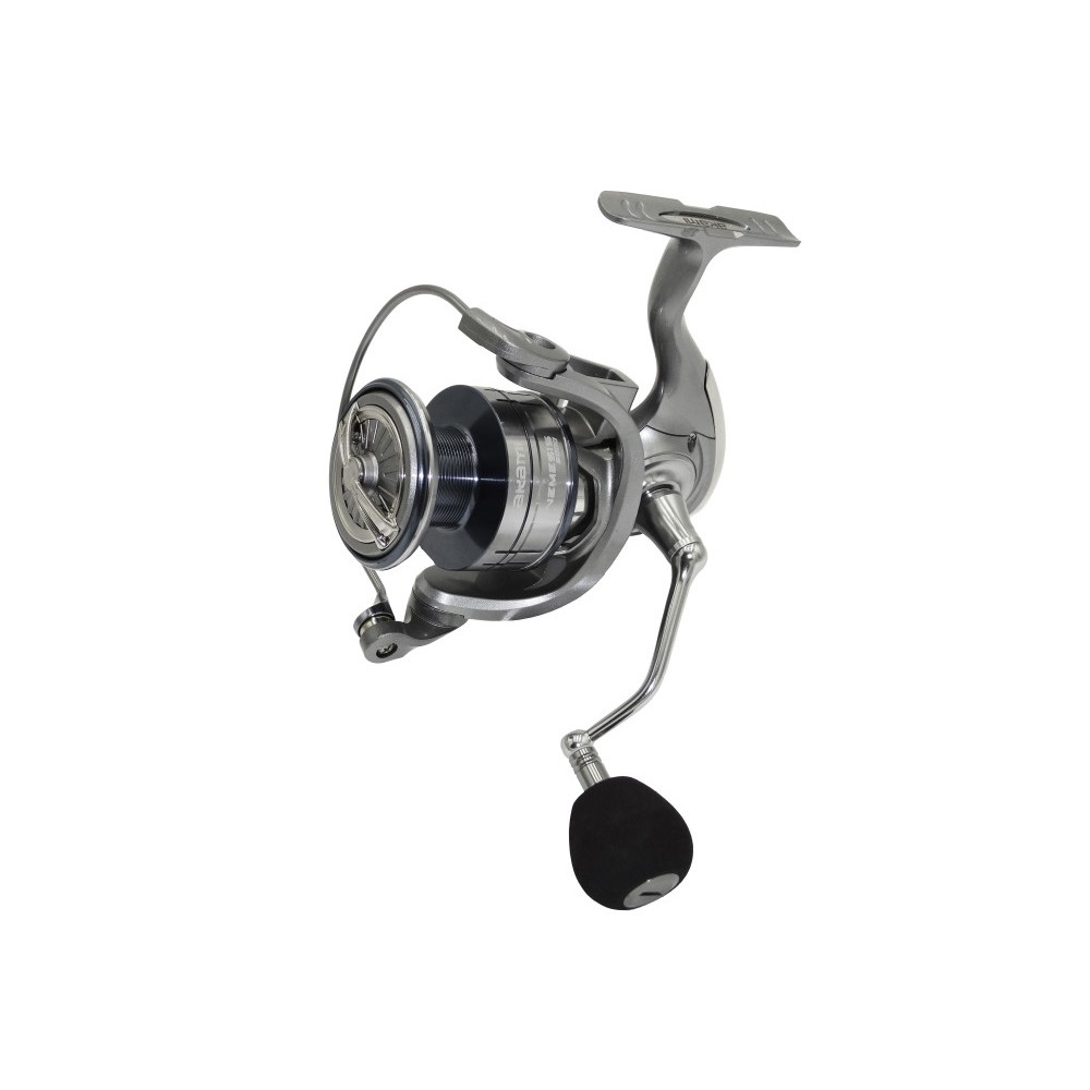 Akami NEMESI è un mulinello da pesca ad alte prestazioni progettato per offrire controllo, fluidità e affidabilità. Ideale per spinning e pesca dalla barca, garantisce potenza sotto sforzo e massimo comfort.
