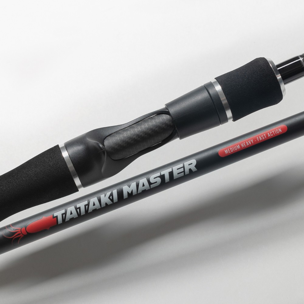 La canna da pesca Akami TATAKI master è appositamente progettata per la pesca ai cefalopodi dalla barca. Realizzata in carbonio ad alto modulo, offre resistenza e leggerezza. La sensibilità della cima consente di percepire anche i movimenti più delicati dei cefalopodi. La curva uniforme e progressiva permette un recupero efficace senza danneggiare il filo. Gli anelli Sea Guide garantiscono lanci precisi e di grande distanza. L'impugnatura con tappo in gomma migliora il bilanciamento e offre comfort durante la pesca. In sintesi, è un compagno ideale per gli appassionati di pesca ai cefalopodi.