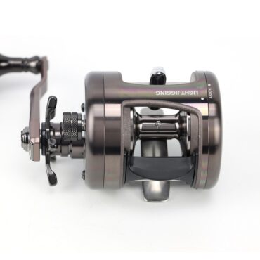 BANAX LJ 200PL mulinello con corpo e guance in robusto alluminio. Specifico per tecniche verticali leggere e medio leggere. Grazie al sistema frenante della bobina di tipo centrifugo si può controllare alla perfezione la discesa dell’esca ma si può utilizzare anche a lancio. E’ dotato di una frizione molto potente e fluida che emette un suono quando si attiva. Recupero potente e generosa capacità della bobina , manovella e pomello in alluminio completano le eccezionali caratteristiche di questo affidabile mulinello adatto ad un ampio range di prede. Made in Korea.
Struttura , guance e manovella in alluminio
Clicker drag attivo quando lavora la frizione
Max drag 12 kg
Guidafilo in alluminio
Cuscinetti anticorrosione
Made in korea
Manovella a sinistra