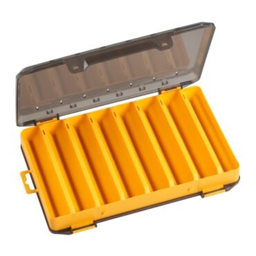 Scatola 184 in plastica da pesca con misure interne 275 x 185 x 48 mm / 10.82 x 7.28 x 1.88 inch. In 2 diversi colori: Smoke grey e Smoke yellow. Questa scatola da pesca bifacciale porta artificiali è dotata di un sistema di drenaggio per lavare le esche e fessure di ventilazione laterali per facilitare l'asciugatura dopo l’uso. Materiale: polipropilene.