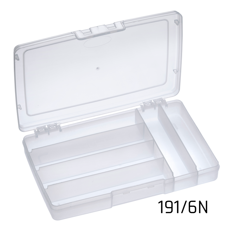 Scatola Porta Minuterie 191/6N in plastica da pesca con misure interne 245 x 165 x 40 mm / 9.64 x 6.48 x 1.57 inch. Colore trasparente. Questa scatola porta minuterie è disponibile in diverse configurazioni: vuota, con 4, 6, 7 o 12 scomparti interni. Materiale: polipropilene.