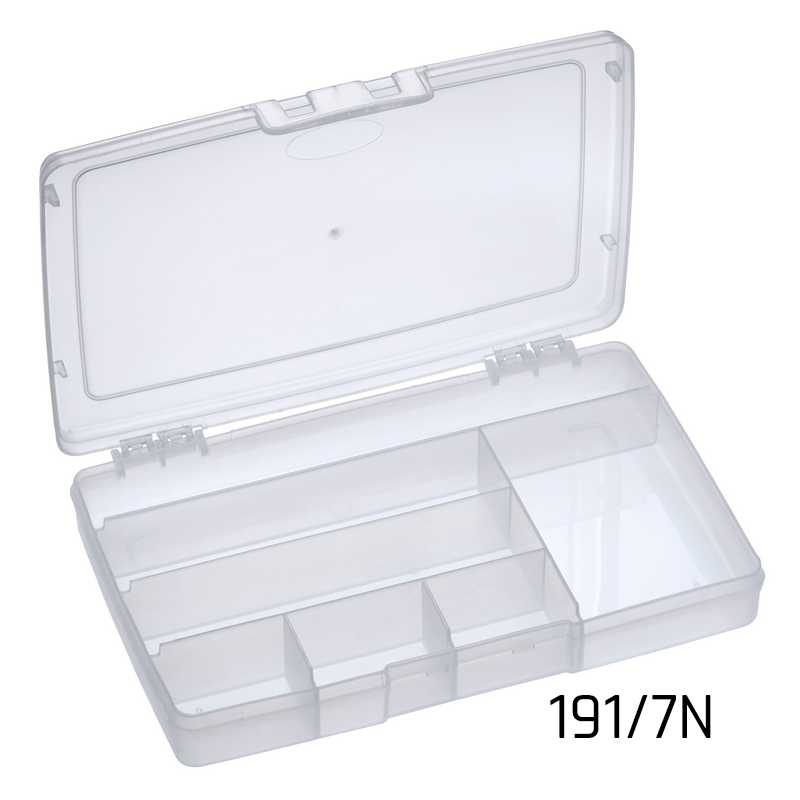 Scatola Porta Minuterie 191/7N in plastica da pesca con misure interne 245 x 165 x 40 mm / 9.64 x 6.48 x 1.57 inch. Colore trasparente. Questa scatola porta minuterie è disponibile in diverse configurazioni: vuota, con 4, 6, 7 o 12 scomparti interni. Materiale: polipropilene.