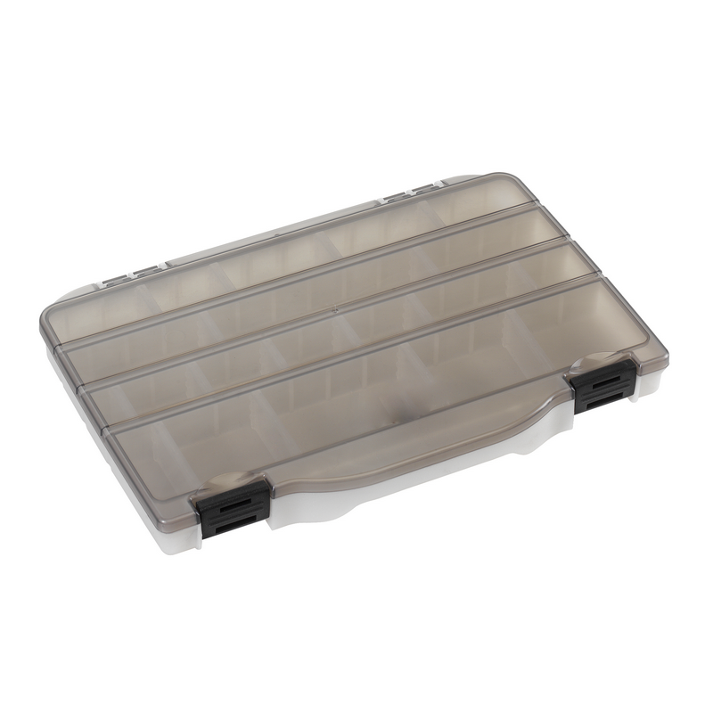 Scatola Porta Minuterie 198 in plastica da pesca con misure interne 276 x 186 x 27 mm / 10.87 x 7.32 x 1.06 inch. Colore del fondo avorio e coperchio fumè. Dotata di sistema di chiusura ad incastro tra fondo e coperchio per impedire il passaggio degli oggetti, questa scatola porta minuterie è disponibile nella configurazione con divisori mobili che conferisce la possibilità di realizzare da 4 a 20 scomparti interni.