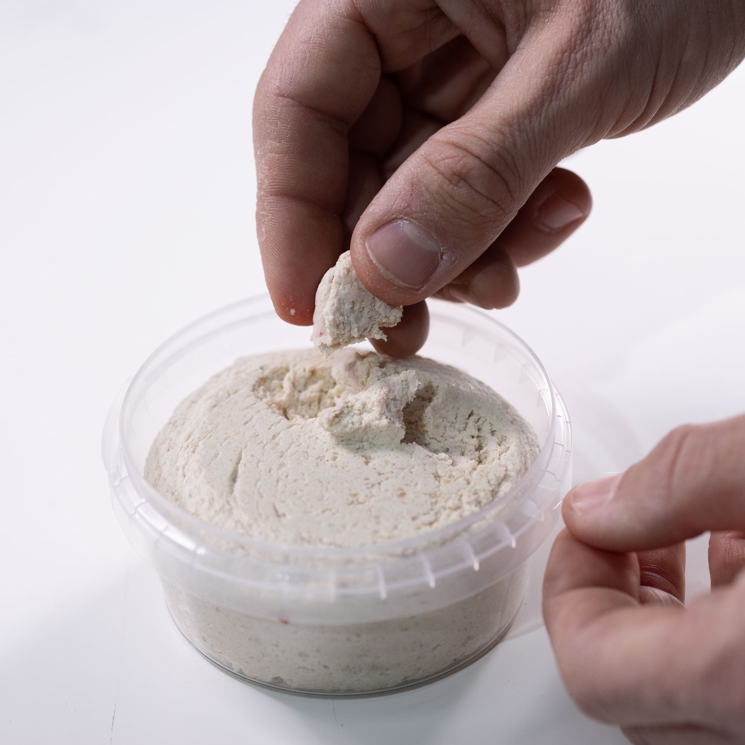 L'esca che sfida le onde: la Pasta Pronta ELLEVI al Formaggio è l'ingrediente segreto per Pesca al colpo, Bolognese, Gallegiante, pesca al colpo,passata,agonismo, feeder, fondo, ledgering. Progettata per resistere tenacemente all'amo anche nei lanci più potenti , la sua morbidezza consente un innesco rapido e preciso. Il suo aroma di formaggio, irresistibile per una vasta gamma di pesci marini, la rende un'esca universale, pronta all'uso e conservabile comodamente nel suo pratico vasetto richiudibile da 200g.
