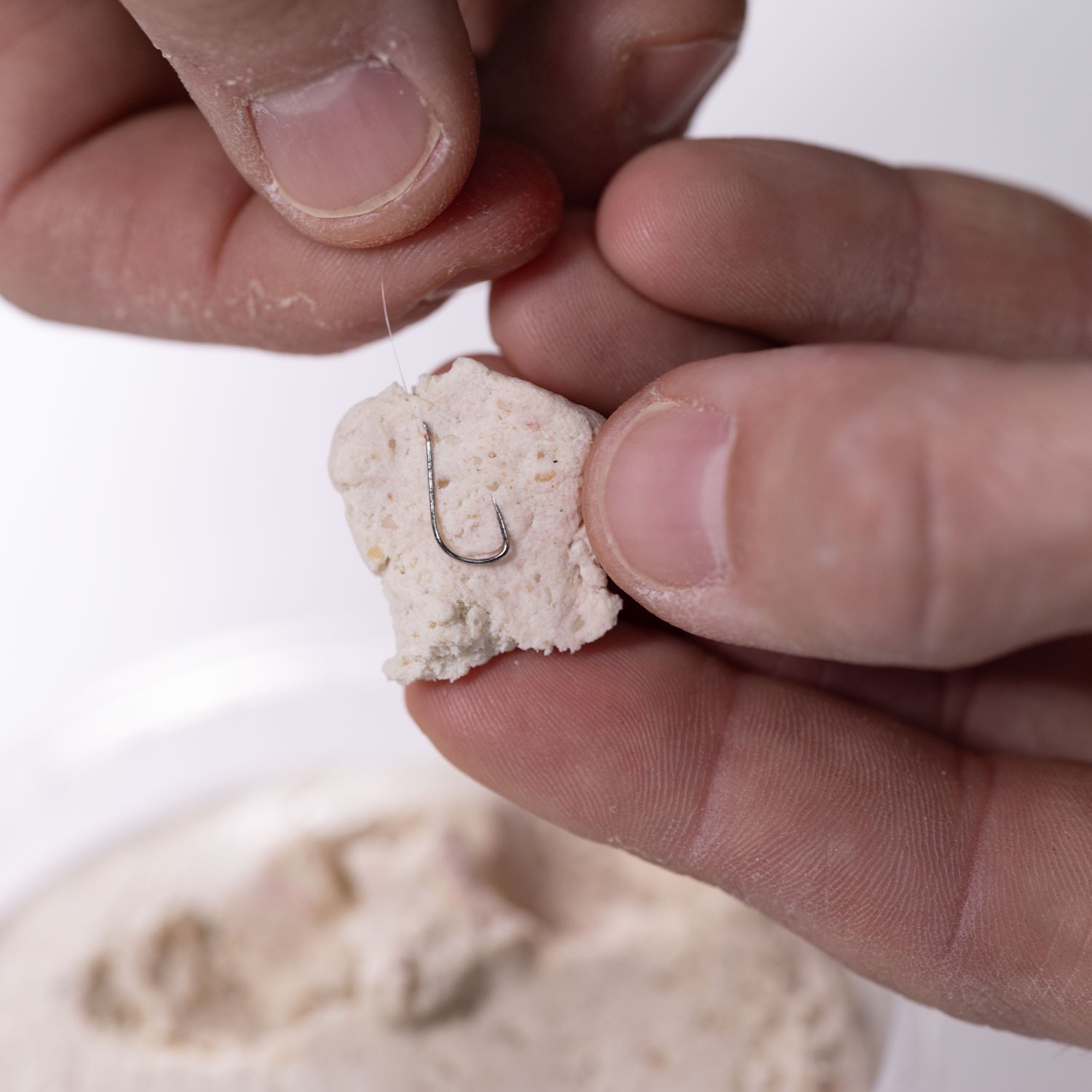 L'esca che sfida le onde: la Pasta Pronta ELLEVI al Formaggio è l'ingrediente segreto per Pesca al colpo, Bolognese, Gallegiante, pesca al colpo,passata,agonismo, feeder, fondo, ledgering. Progettata per resistere tenacemente all'amo anche nei lanci più potenti , la sua morbidezza consente un innesco rapido e preciso. Il suo aroma di formaggio, irresistibile per una vasta gamma di pesci marini, la rende un'esca universale, pronta all'uso e conservabile comodamente nel suo pratico vasetto richiudibile da 200g.