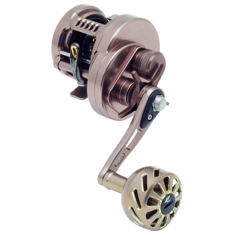 Il mulinello Fortius è stato progettato per tutti i pescatori che praticano le tecniche di pesca come: Slow Pitch, Light Jigging, Inchiku, Kabura, Tai Kabura, Tenya ed è ideale anche per la pesca del luccio d'acqua dolce con esche pesanti come jerkbaits, grandi crankbaits e spinnerbaits che pesano più di 100 grammi.  Completamente prodotto in lega di alluminio 6063# con ingranaggi e cuscinetti in acciaio inox. Un mulinello rotante con frizione a stella e manovella a sinistra, leggero e potente, assicura un grande divertimento per la pesca in saltwater e freshwater.