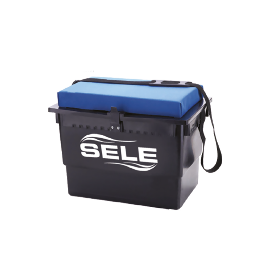 Cassettone con cuscino per una comoda seduta  cinghia per il trasporto , ideale da surf casting ma utilizzabile anche nel carp fishing e per la pesca dalla barca. Questo modello è dotato di una grande capacità di carico, il vano interno è completamente vuoto, consente di stivare oggetti ingombranti come mulinelli da surf casting, bobine di ricambio, rotoli di filo, esche vive ed altro. Il tutto è realizzato in materiale plastico molto robusto, dotato inoltre di tracolla per un comodo trasporto e di cuscino per una comoda seduta. Pur mantenendo delle dimensioni adatte ad un agevole trasporto, questo paniere consente di stivare tutto il materiale necessario per la vostra battuta di pesca.