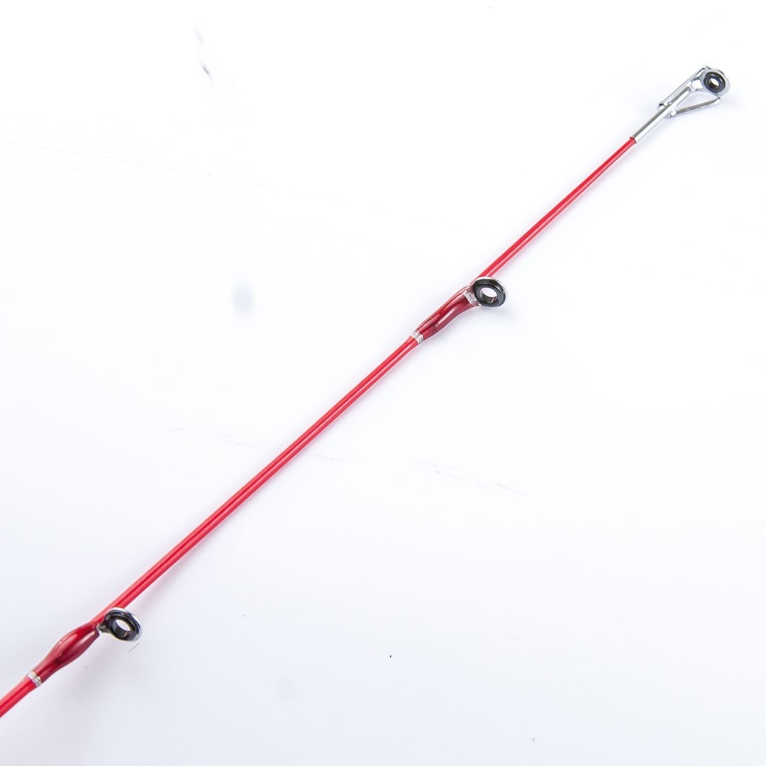 La serie di canne Sky Eging nascono principalmente per la pesca ad eging, alle seppie e ai calamari. Principalmente per l’utilizzo dalla barca questo modello è costruito in 2 pezzi in fenolico, ha un comodissimo manico splittato in eva con portamulinello a vite, gli anelli sono legati. Disponibile in diverse misure che vanno dalla 2.10 alla 2.40m con un azione 20-150gr. Questo modello si adatta anche all’utilizzo per la pesca a bolentino e per la traina estiva super light.Fusto in FiberglassAnelli doppio e monoponteImpugnatura in Eva