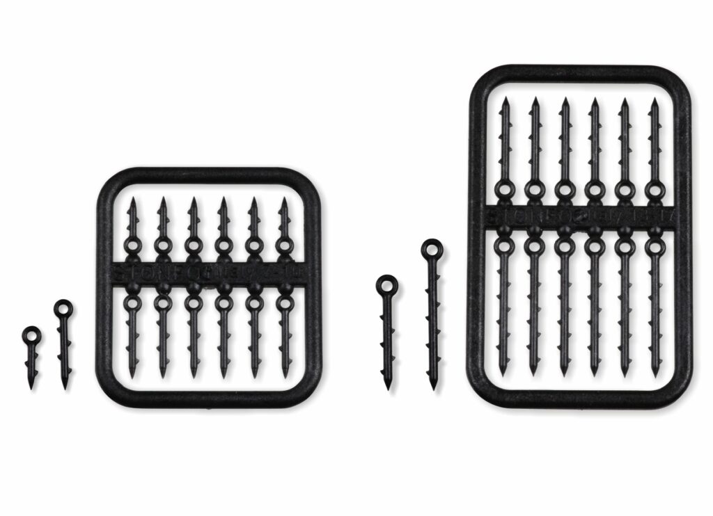 Spilli in materiale plastico rigido da inserire in boilies morbide, pellets, mais, esche siliconiche etc. permettendone così il loro fissaggio diretto all’hair rig. La loro leggerezza li rende indicati anche per l’utilizzo con esche galleggianti. Gli ardiglioni da entrambi i lati garantiscono una migliore tenuta dell’esca.

Misura 1: Lunghezza 7 - 10 mm

Misura 2: Lunghezza 13 - 17 mm

Busta da 12 pezzi, confezione da 10 buste.