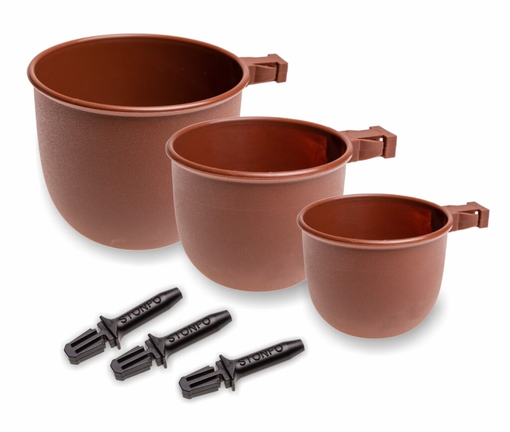 Coppette per la pasturazione con roubaisienne. Prodotte in materiale plastico estremamente leggero, sono munite di uno speciale dispositivo di attacco rapido. Kit composto da tre misure di coppette ( ml 80 -150 -250 ) e tre misure di adattatori.

Busta da 3 pezzi, confezione da 10 buste.