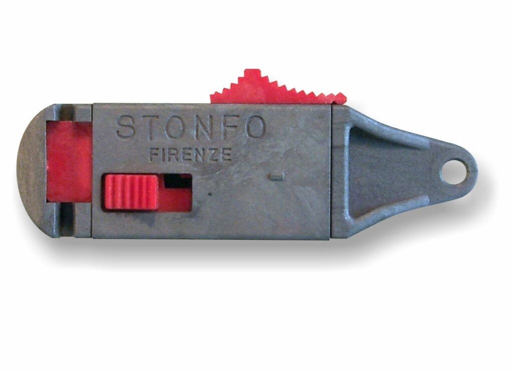 Dispositivo che permette di bloccare sul cavo dell’affondatore qualsiasi pinza di sgancio.

Blister da 1 pezzo, confezione da 10 blister.