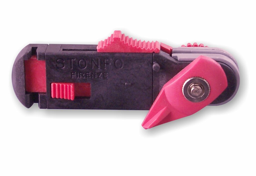 Pinza di sgancio della lenza per la pesca a traina con affondatore. Munita di uno speciale sistema che ne consente il bloccaggio direttamente sul cavo dell’affondatore. Dotata inoltre di pomello di regolazione della pressione di serraggio del filo e di un esclusivo dispositivo a levetta per l'aggancio-sgancio rapido della lenza che permette di aprire o chiudere la pinza senza dover regolare nuovamente la pressione di serraggio. Brevettato.

Blister da 1 pezzo, confezione da 10 blister.