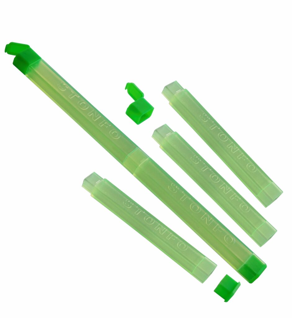 Scatole componibili studiate per proteggere aghi fino a 50 cm di lunghezza. Materiale anti-urto. Coperchio con chiusura a scatto. Combinazioni possibili: - 2 scatole cm 20 - 1 scatola cm 20 + 1 scatola cm 30 - 1 scatola cm 10 + 1 scatola cm 40 - 1 scatola cm 50. Busta da 1 kit, confezione da 10 buste.