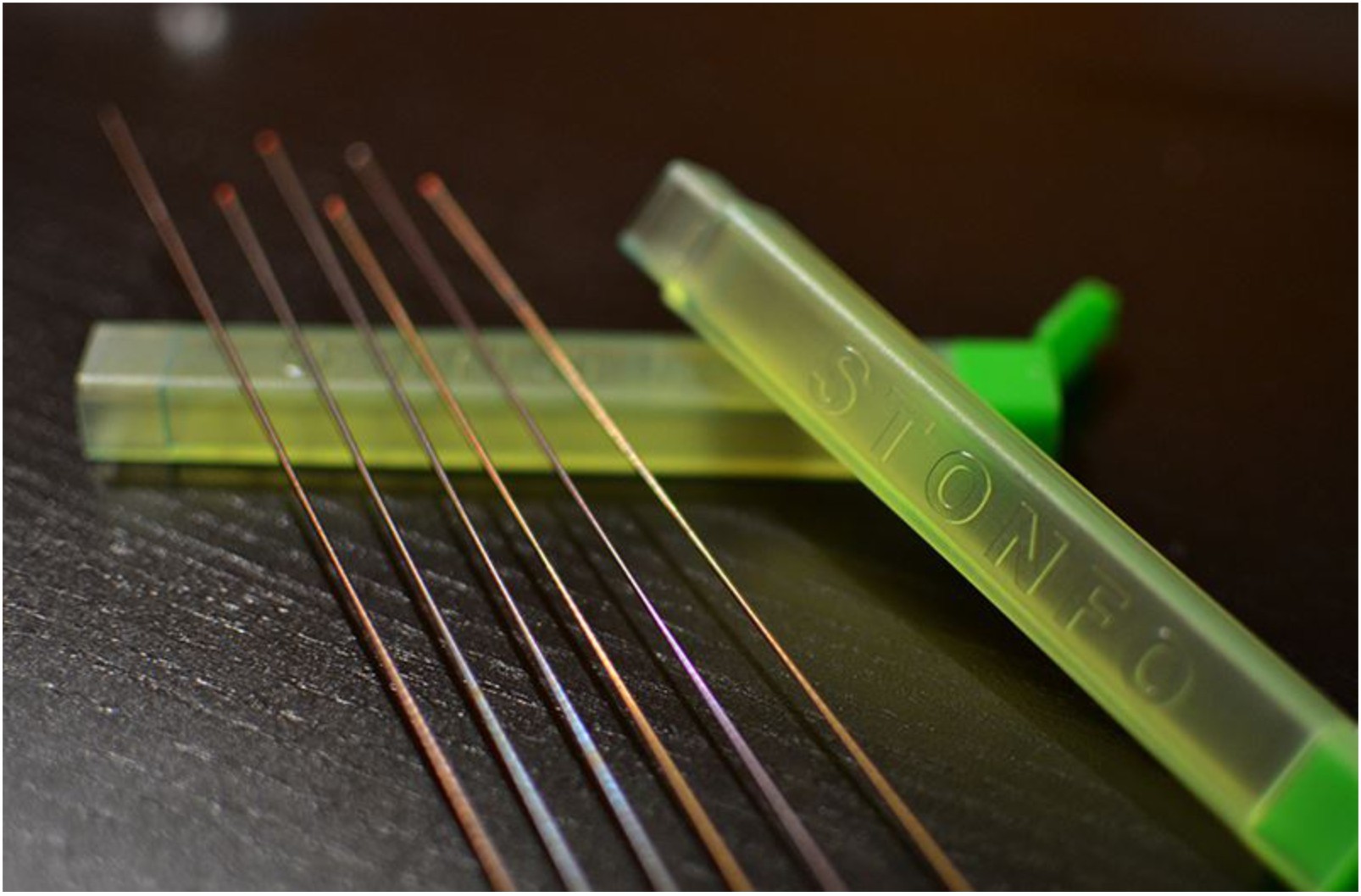 Kit di 6 aghi di tipo diverso forniti in una pratica scatolina in materiale anti-urto con chiusura a scatto.
Il kit comprende:
- 1 ago Testa Rossa cm 15
- 2 aghi Testa Rossa cm 20
- 1 ago Testa Bianca cm 20
- 1 ago Tubolare Senza Punta cm 20
- 1 ago Bibi Testa Rossa cm 15.
Scatola da 6 pezzi, confezione da 5 scatole.