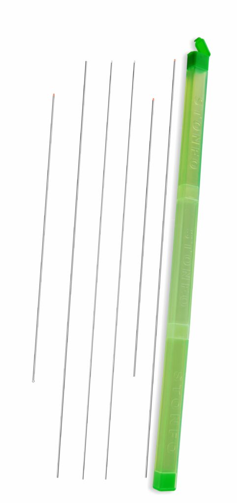 Kit di 6 aghi di tipo diverso forniti in una pratica scatolina in materiale anti-urto con chiusura a scatto.

Il kit comprende:

- 1 ago Testa Rossa cm20

- 1 ago Testa Rossa cm30

- 2 aghi Testa Bianca cm30

- 1 ago Tubolare Senza Punta cm 30

- 1 ago Bibi Testa Rossa cm20.

Scatola da 6 pezzi, confezione da 5 scatole.