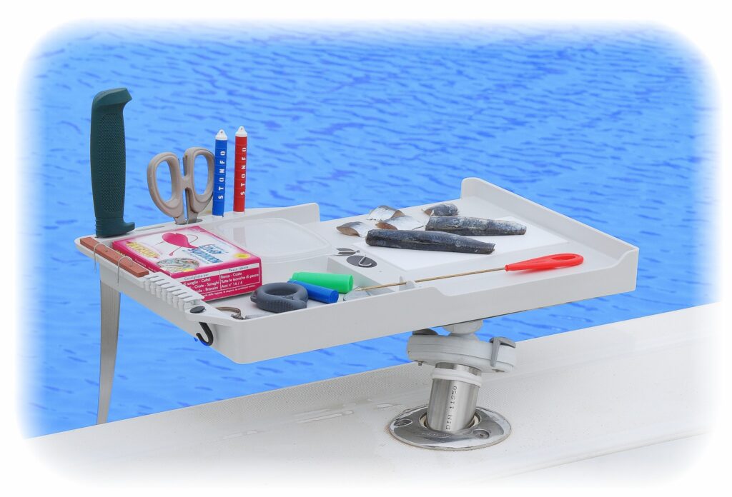Serbidora in materiale plastico resistentissimo perfettamente smussato e privo di angoli taglienti. Munita di nicchia per contenere vaschette porta-esche e minuteria varia in modo stabile e sicuro. Molte altre caratteristiche importanti fanno di questa serbidora un vero e proprio completo banco di lavoro indispensabile su ogni barca. Dimensioni cm 39x28. Fornita completa di palo snodato inox, morsetto e giunto regolabile.

Busta da 1 pezzo.