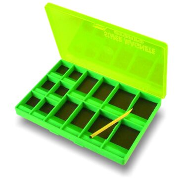 Scatola magnetica resistente agli urti, con 14 scompartimenti, appositamente studiata per contenere ami di svariate dimensioni. Ogni scomparto ha un piano inclinato non magnetizzato per facilitare l’estrazione degli ami con l'apposita penna magnetica.
Dimensioni mm 150x100x14