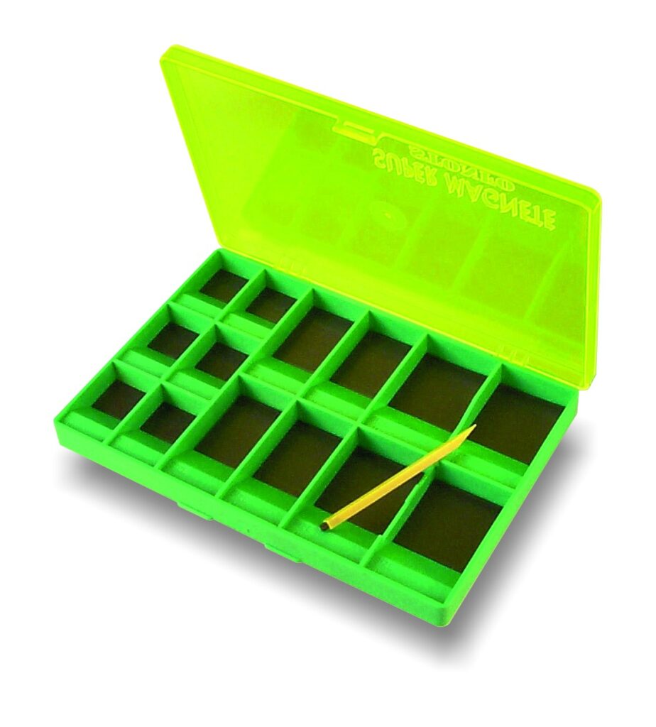Scatola magnetica resistente agli urti, con 14 scompartimenti, appositamente studiata per contenere ami di svariate dimensioni. Ogni scomparto ha un piano inclinato non magnetizzato per facilitare l’estrazione degli ami con l'apposita penna magnetica.

Dimensioni mm 150x100x14