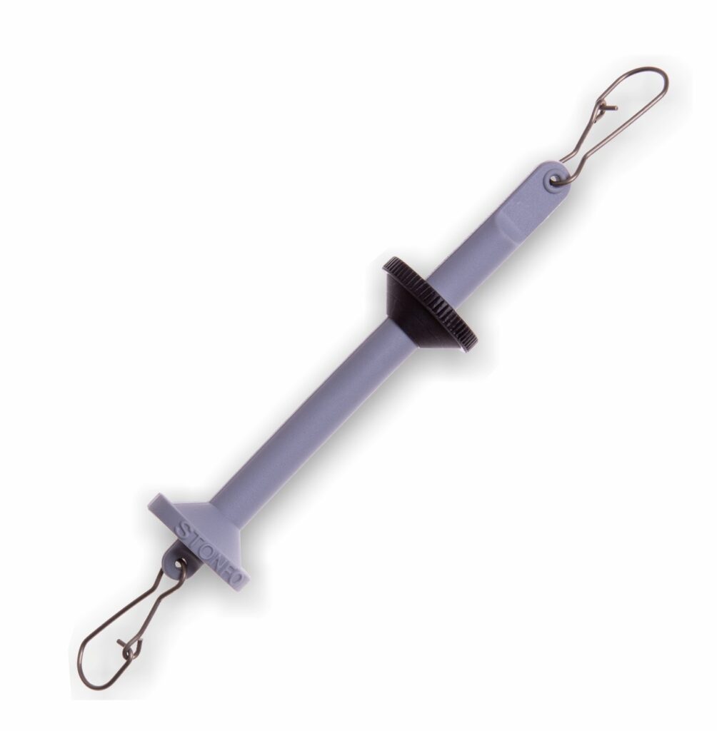Utile accessorio per tenere insieme e pronte all’uso varie bobine di filo. Appendibile al gilet da pesca. Fornito completo di speciali elastici fermafilo.

Busta da 1 pezzo, confezione da 10 buste.