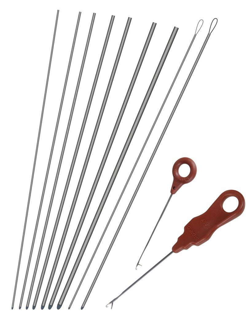 Serie completa di 7 aghi tubolari in acciaio inox più 4 aghi per asole per la realizzazione di connessioni Wind-On nei vari diametri di nylon. La connessione wind-on consiste nell’unire senza nodi due fili di diverso diametro inserendoli per un certo tratto nel trecciato tubolare tipo spectra o dacron. I cappietti alle estremità del trecciato permettono la rapida intercambiabilità del finale. Fornito completo di istruzioni per l’uso.