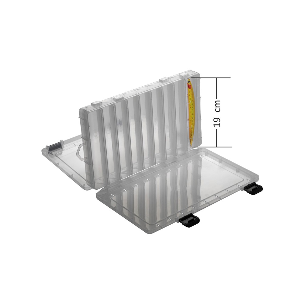 Scatola porta artificiali da 19 cm, struttura in polipropilene trasparente, doppia apertura e forma interna a  “V”. Munita di 18 scomparti.