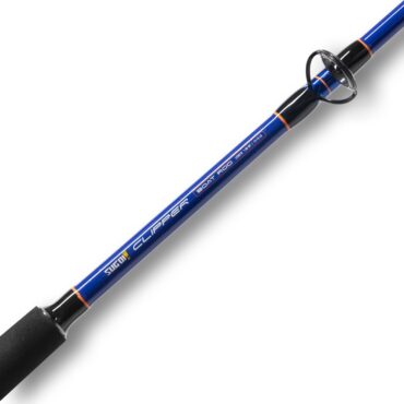 Canna da pesca mono pezzo adatta per pescare da barca. Clipper ha una struttura in carbonio molto resistente, anelli SiC e placca porta mulinello a vite. Una canna da traina costiera progettata per insidiare i pesci del sotto costaFusto in Carbon Extreme Anelli doppio ponte Impugnatura in Gomma
