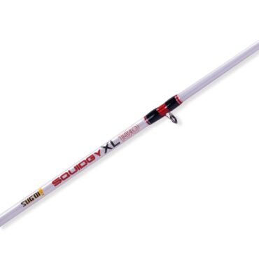 La canna Squidgy XL è una canna in fenolico due sezioni con innesto off-set nel manico che le permettono in fase di pesca di avere tutti i pregi di una monopezzo. Con una cima decisamente sottile questo modello è indicato principalmente per pesca dei calamari e delle seppie oltre che può essere utilizzata con successo anche nel bolentino e per tutte le tecniche di pesca dalla barca. Grazie a un montaggio stretto degli anelli lazione di questa canna è di punta con una progressione parabolica e con una schiena molto forte garantita dalla costruzione in fenolico pieno. Il manico è in eva e il porta mulinello è un classico a vite.