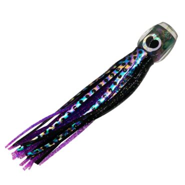 Il Sugoi Tuna Bomb è un kona da 16,5 cm per la traina di superficie, con testa concava in resina e corpo in silicone morbido arricchito da colori vivaci e filamenti luminosi. Efficace contro tonni, alalunga, lampughe, aguglie imperiali e ricciole.