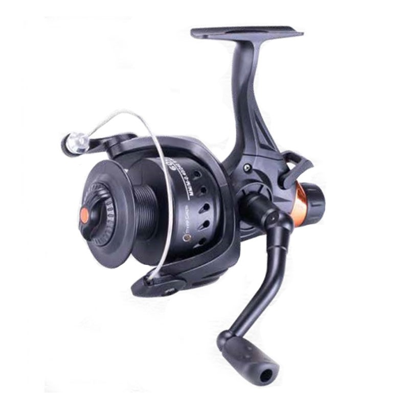 Mulinello da carpfishing con doppia frizione e sistema Bite'N Run. Corpo serigrafato e bobina in grafite. Perfetto per il carp fishing e la pesca allo storione nei laghetti, possibilità di utilizzarlo anche in mare da riva o dalla barca, grazie al trattamento anti-salsedine.